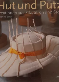 HUT UND PUTZ, Kreationen aus Filz, Stroh und Stoff