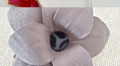Création de différentes fleurs en tissu et en cuir