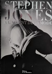 STEPHEN JONES et l'accent de la mode