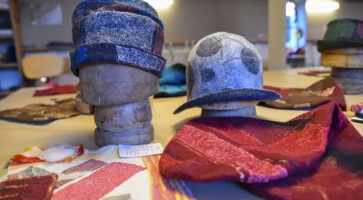 Chapeaux réversibles en feutre de laine et feutre nuno