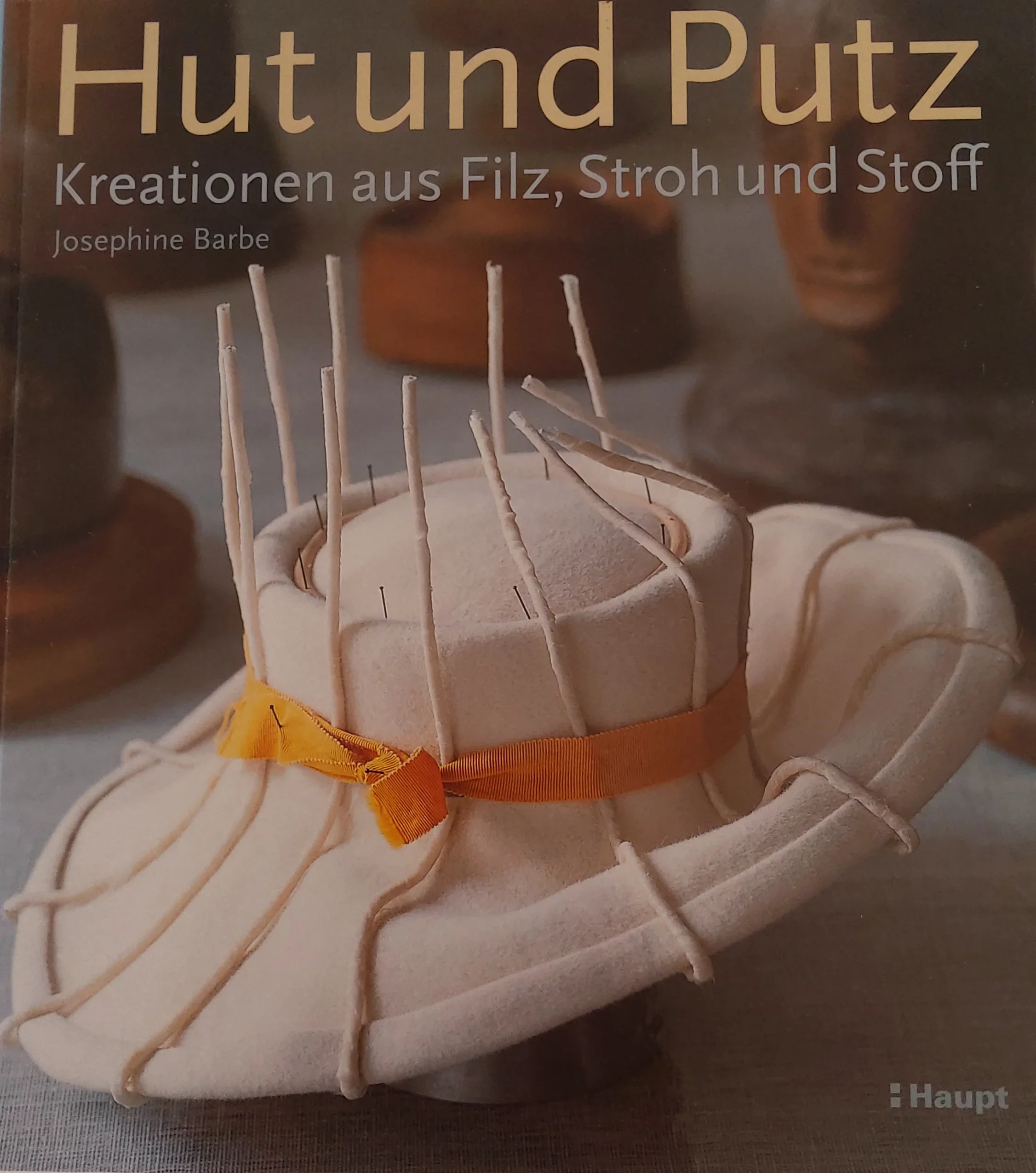 HUT UND PUTZ, Kreationen aus Filz, Stroh und Stoff