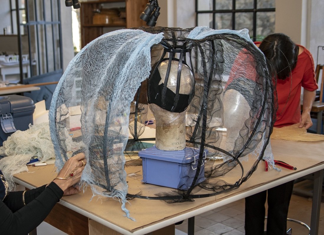 Chapeaux de spectacle et de mode en structure légère