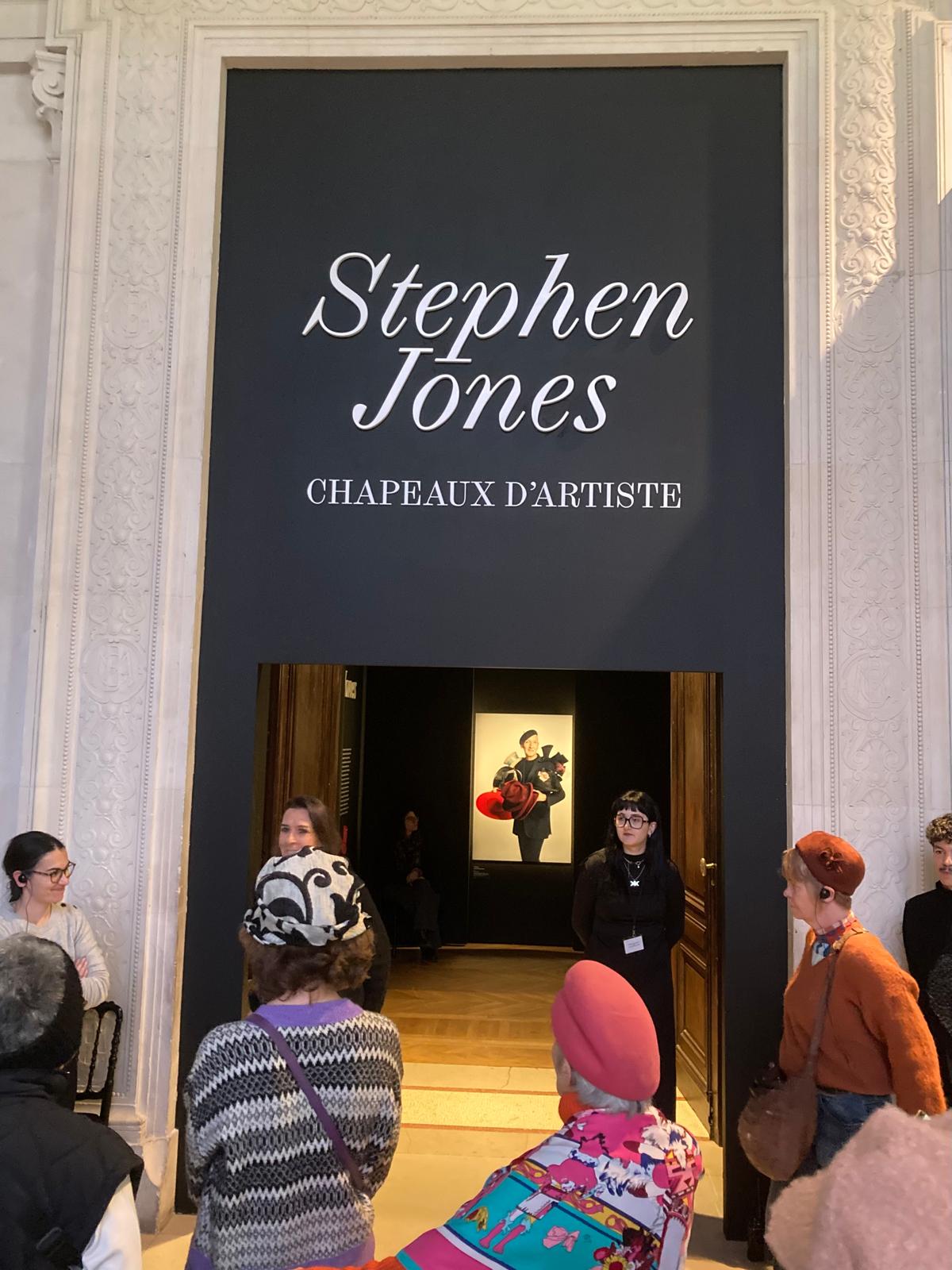 Visite de l’exposition Chapeau d’artiste de Stephen Jones
