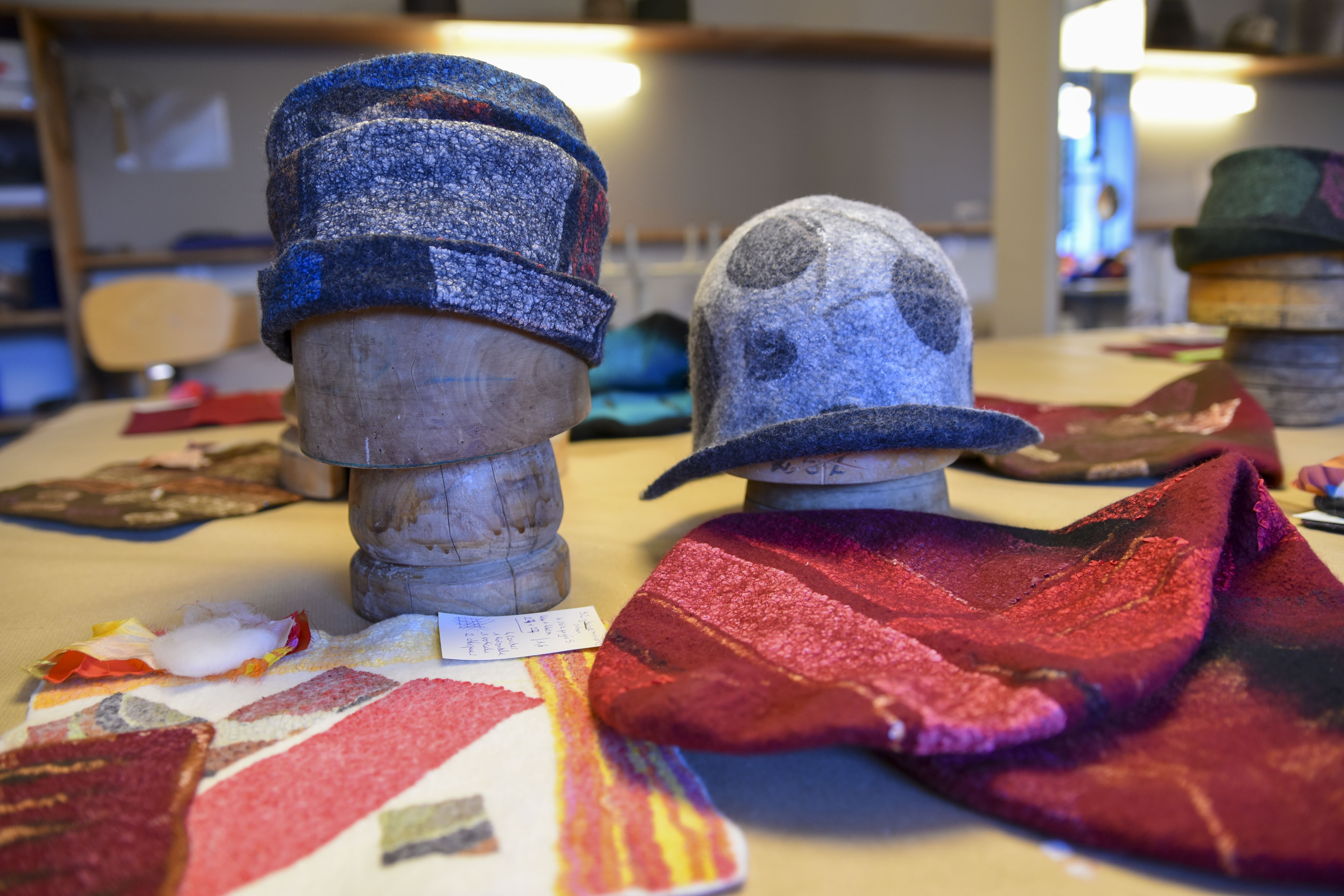 Chapeaux réversibles en feutre de laine et feutre nuno