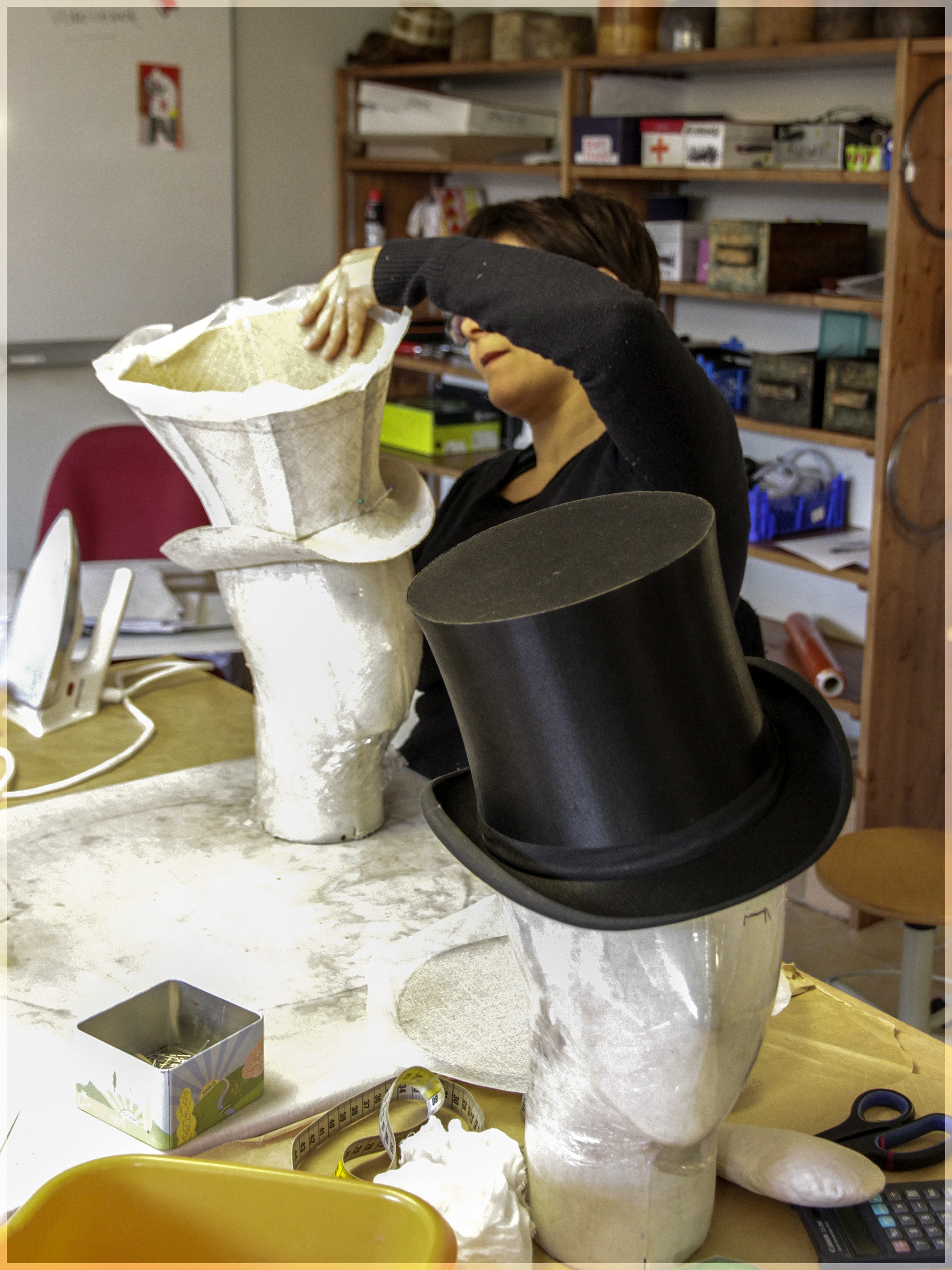 Coiffure de spectacle en toile gommée tendue de tissus