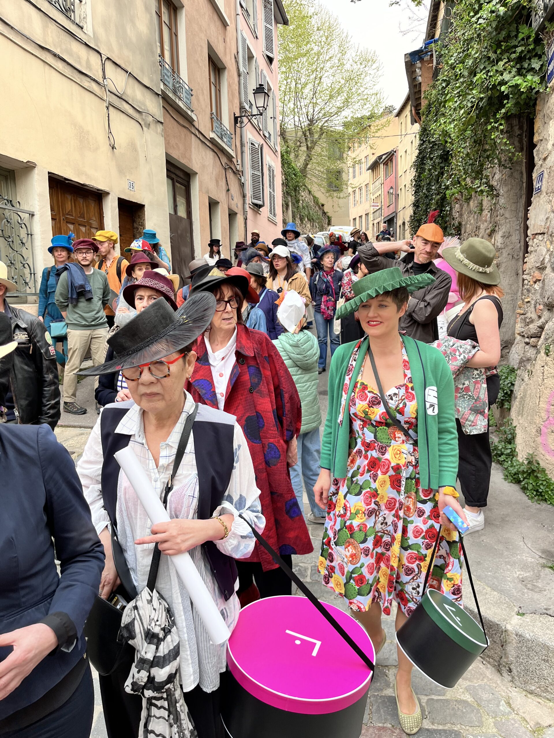 Des chapeaux dans les rues de Lyon en 2024
